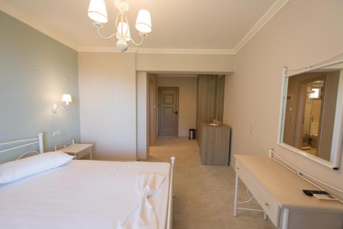Santa Marina Hotel - image 6