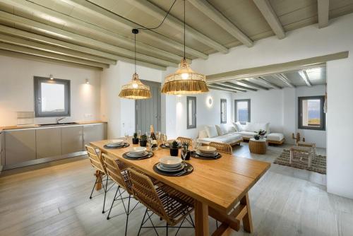 Rising Moon Villa with Sea View & Mini Pool near Naousa in מולוס פראו