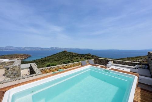 Rising Moon Villa with Sea View & Mini Pool near Naousa in מולוס פראו