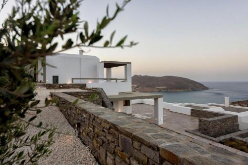 Rising Moon Villa with Sea View & Mini Pool near Naousa in מולוס פראו