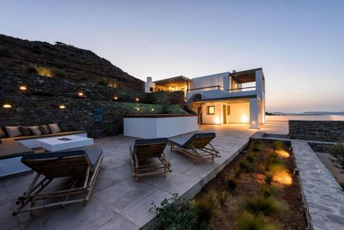 Rising Moon Villa with Sea View & Mini Pool near Naousa in מולוס פראו