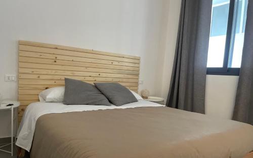 1 queen bed, 2 bunk beds