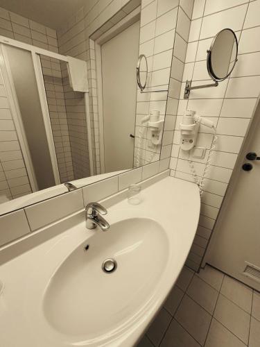 Standard Double or Twin Room image 1