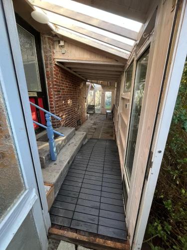 Terraza/balcón, Geräumige 2-Zimmer Monteurunterkunft mit Garten und überdachter Terrasse (Geraumige 2-Zimmer Monteurunterkunft mit Garten und uberdachter Terrasse) in Altstadt