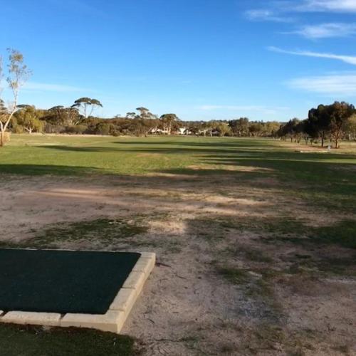 ملعب جولف (ضمن العقار), House on French, Spacious Family and Work Retreat in Merredin