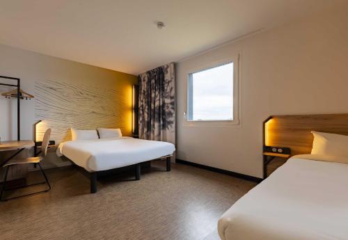 1 double bed, 2 twin beds