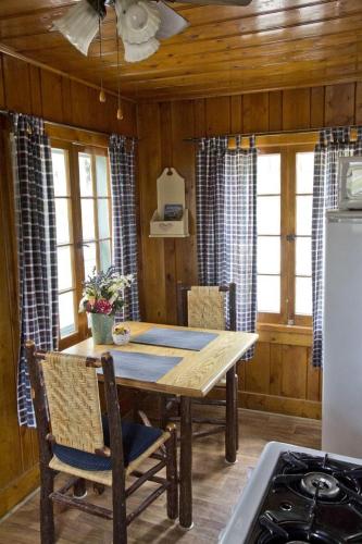 Tiny Cabin Perfect an Individual Escape with BBQ in Riverside, Wyoming in Saratoga (WY)