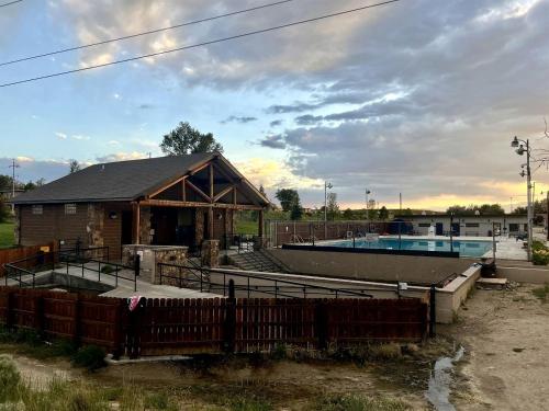Tiny Cabin Perfect an Individual Escape with BBQ in Riverside, Wyoming in Saratoga (WY)