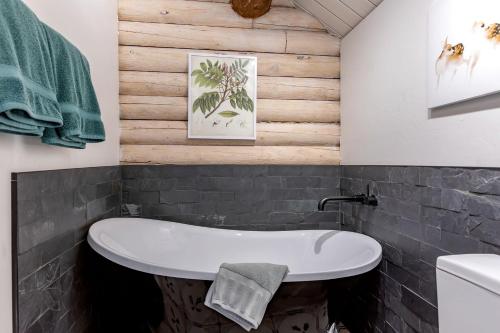 Magnificent Cabin with Spa and Luxurious Interior in Wyoming in Alpine Northeast (WY)
