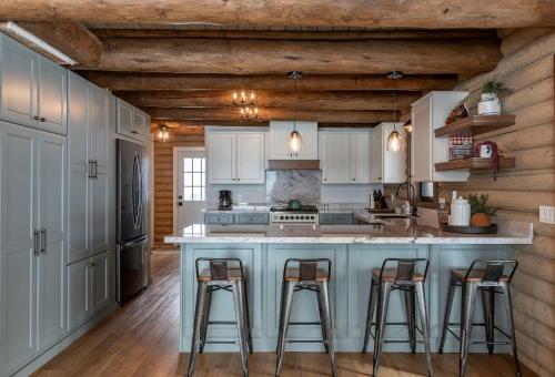 Magnificent Cabin with Spa and Luxurious Interior in Wyoming in Alpine Northeast (WY)