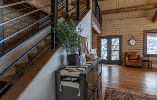 Magnificent Cabin with Spa and Luxurious Interior in Wyoming in Alpine Northeast (WY)