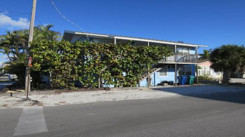 Steps From Beach! Grill - Wifi - By Loverentals in Holmes Beach, USA