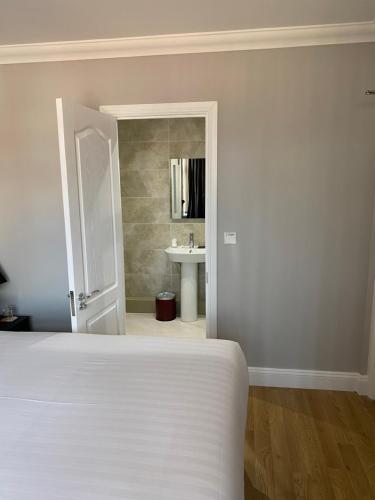 Autumn House - image 7