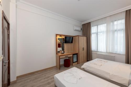 Standard Triple Room image 2