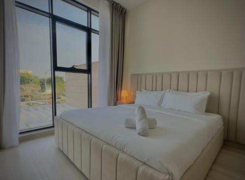 Serene Green Escape and Stunning Views in DAMAC Hills 1 by Bhavan Vacation Homes, Dubái (foto 9)