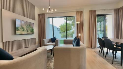 Serene Green Escape and Stunning Views in DAMAC Hills 1 by Bhavan Vacation Homes, Dubái (foto 8)