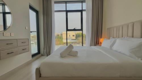 Serene Green Escape and Stunning Views in DAMAC Hills 1 by Bhavan Vacation Homes, Dubái (foto 2)