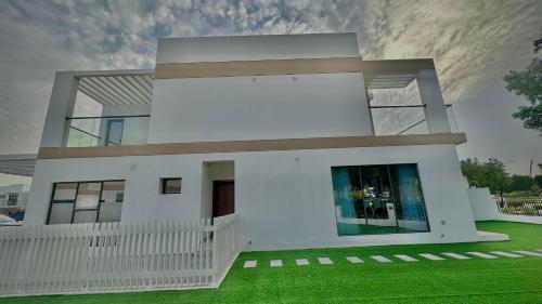 Serene Green Escape and Stunning Views in DAMAC Hills 1 by Bhavan Vacation Homes, Dubái (foto 7)