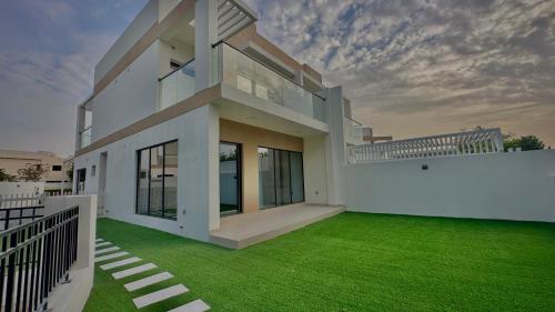 Serene Green Escape and Stunning Views in DAMAC Hills 1 by Bhavan Vacation Homes, Dubái (foto 5)