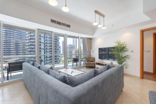 StayShort - Spacious 3BR Marina Stay with City Views, Dubái