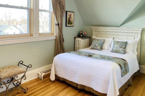 1 queen bed, 1 sofa bed