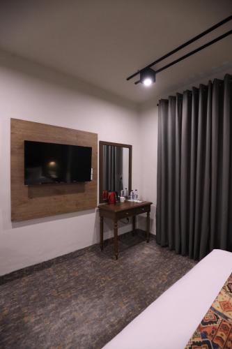 Deluxe Queen Room image 10