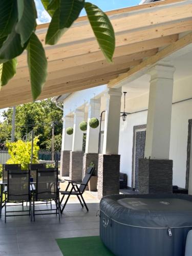 ระเบียง/ชานเรือน, Mamó Vendégháza (Mamo Vendeghaza) in โปรอสซโล่