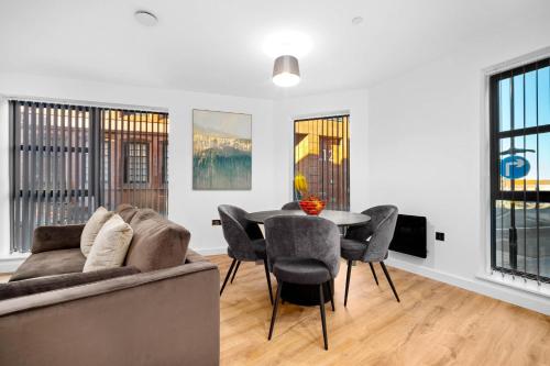Stylish New 2-Bed Apartment in JQ, Birmingham (photo 4)