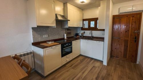 virtuve, Apartamento montaña con piscina y zona deportiva. (Apartamento montana con piscina y zona deportiva.) in Alcala De La Selva