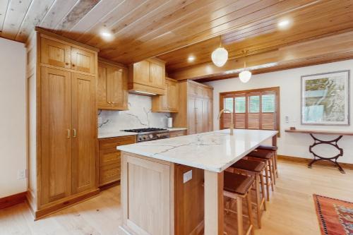 Camp Ridgewood Home and Cottage in Bolton Landing (NY)