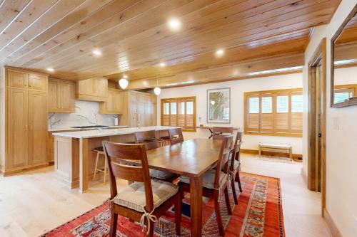 Camp Ridgewood Home and Cottage in Bolton Landing (NY)