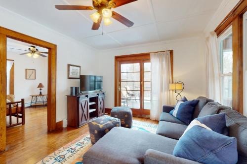 Camp Ridgewood Home and Cottage in Bolton Landing (NY)