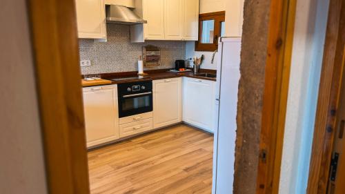 virtuve, Apartamento montaña con piscina y zona deportiva. (Apartamento montana con piscina y zona deportiva.) in Alcala De La Selva