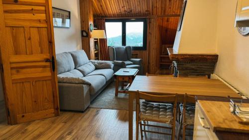 Apartamento montaña con piscina y zona deportiva.