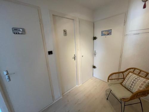 Studio LUMINEUX avec belle TERRASSE sur ESPACES VERTS, 100m PLAGE