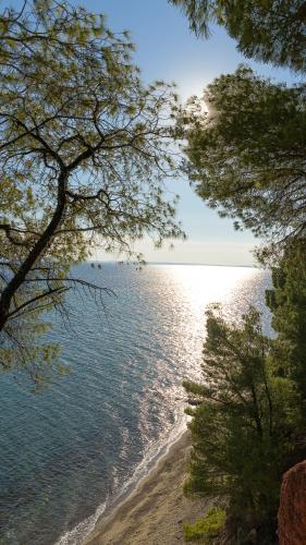 Squirrel Beach Front Villa, Metamorfosi – khách sạn tại Ormilia