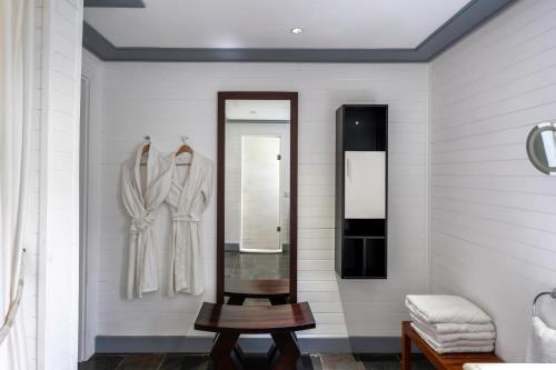 Villa Ebony -Tropical Design with Ocean Views, West Coast Villa Ebony -Tropical Design with Ocean Views, West Coast