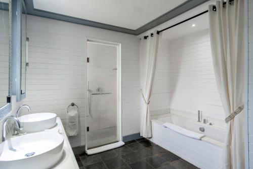 Villa Ebony -Tropical Design with Ocean Views, West Coast Villa Ebony -Tropical Design with Ocean Views, West Coast