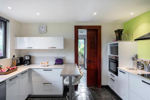 Villa Ebony -Tropical Design with Ocean Views, West Coast Villa Ebony -Tropical Design with Ocean Views, West Coast