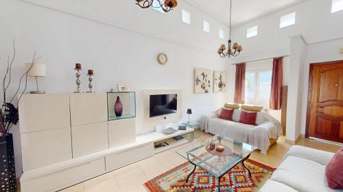 ห้องส่วนกลางสำหรับนั่งเล่น/ดูทีวี, Villa Alcornoque-A Murcia Holiday Rentals Property in ทอร์เรพาเชโก