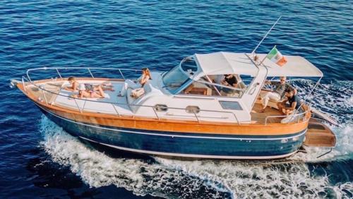 AIR OF SEA ON BOAT 3