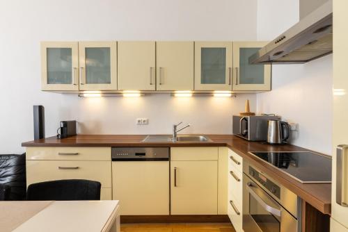 Spacious 3BR Apartment in Lesser Town by EasyBNB Premium, Praga (foto 8)