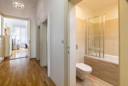 Spacious 3BR Apartment in Lesser Town by EasyBNB Premium, Praga (foto 11)