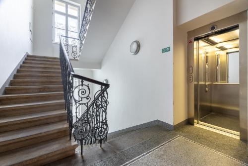 Spacious 3BR Apartment in Lesser Town by EasyBNB Premium, Praga (foto 9)