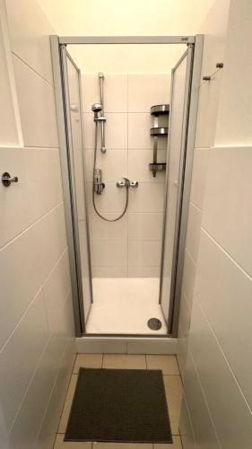 Apartment with Shower image 4