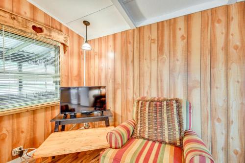 Eufaula Retreat Community Pool and Screened Porch! in Eufaula, USA