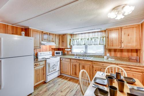 Eufaula Retreat Community Pool and Screened Porch! in Eufaula, USA