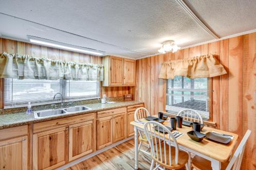 Eufaula Retreat Community Pool and Screened Porch! in Eufaula, USA