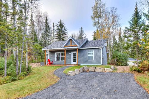 Chalet La Chouette with Private Spa Access to Ouareau Forest in Entrelacs (QC)