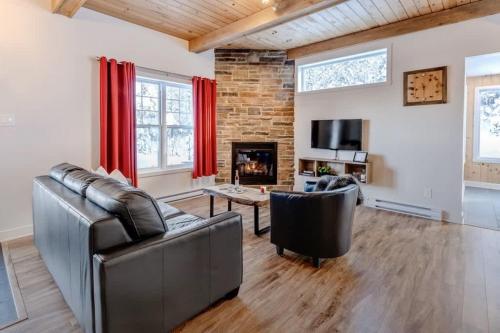 Chalet La Chouette with Private Spa Access to Ouareau Forest in Entrelacs (QC)